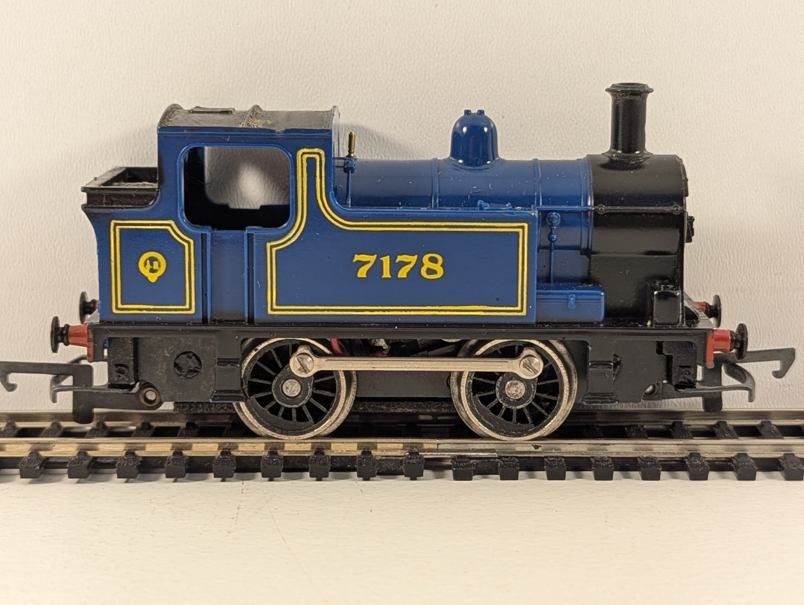 Hornby R255 OO Gauge 0-4-0 Industrial Tank Loco 7178