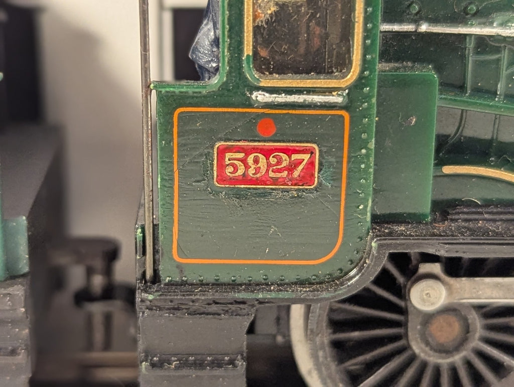 Hornby OO Gauge GWR 4-6-0 Hall Class Guild Hall locomotive number 5927 side cab detail