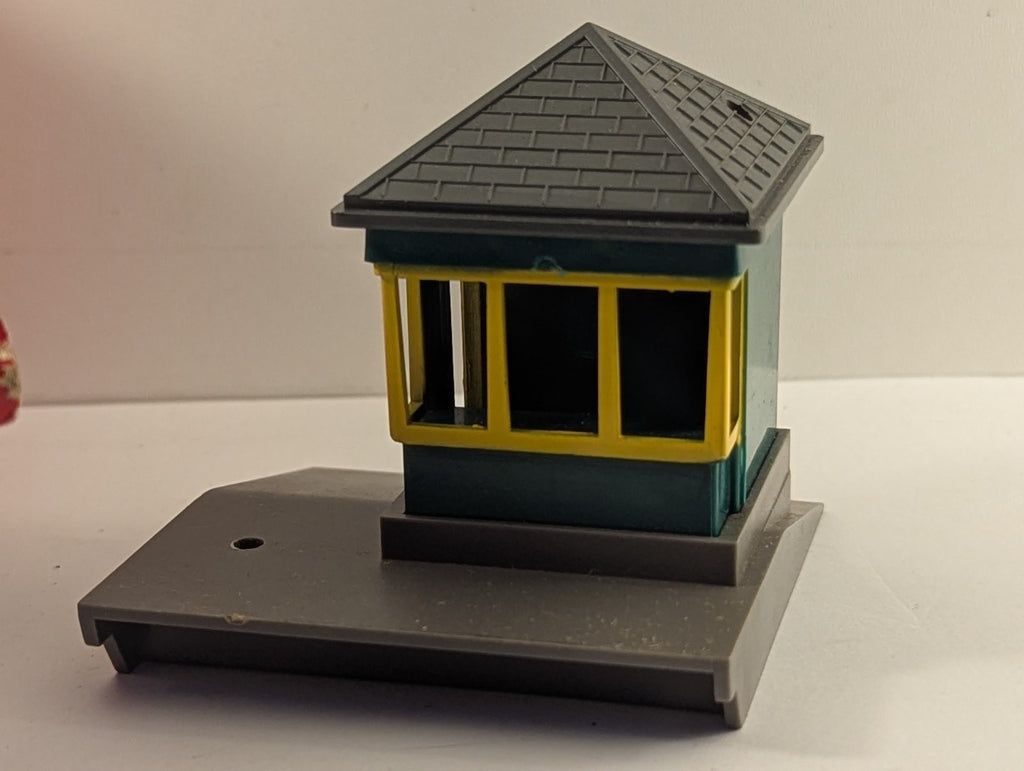 Tri-ang OO Gauge R.72 Gate Keeper's Hut