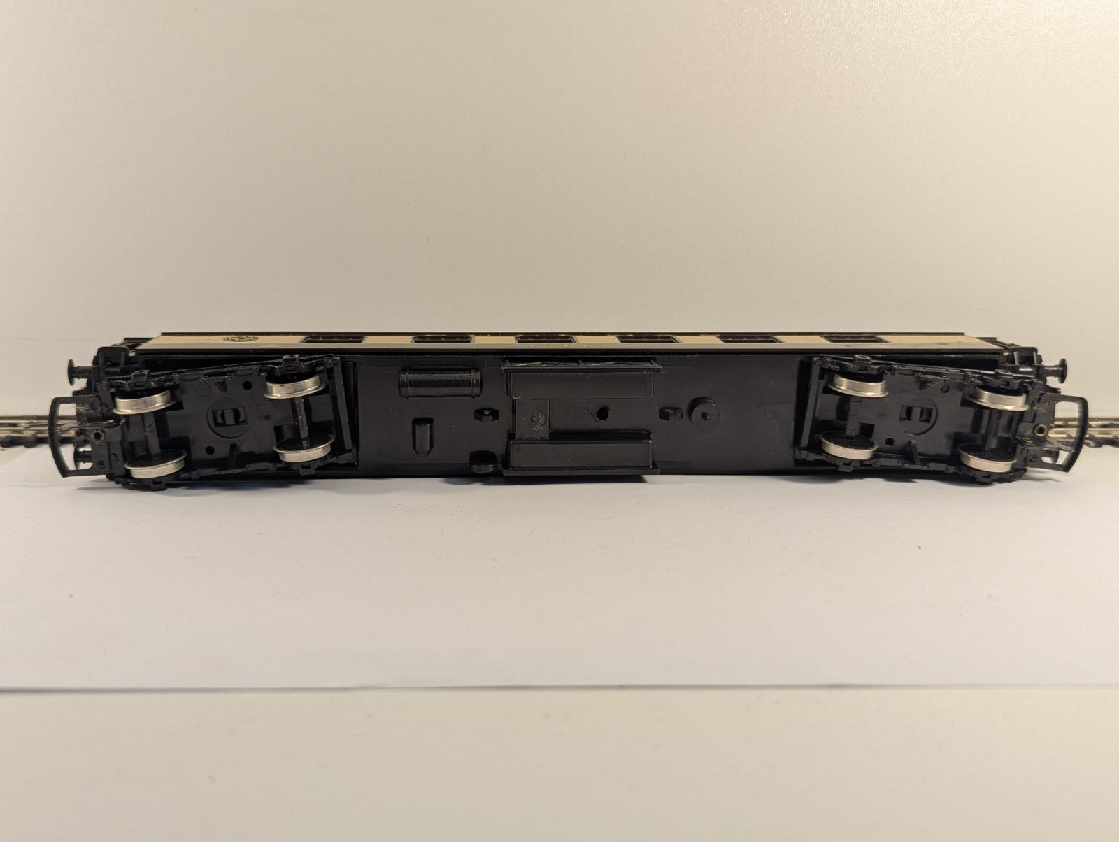 Hornby R229 OO Gauge Pullman Coach "Sheila" - Damaged Name Decals