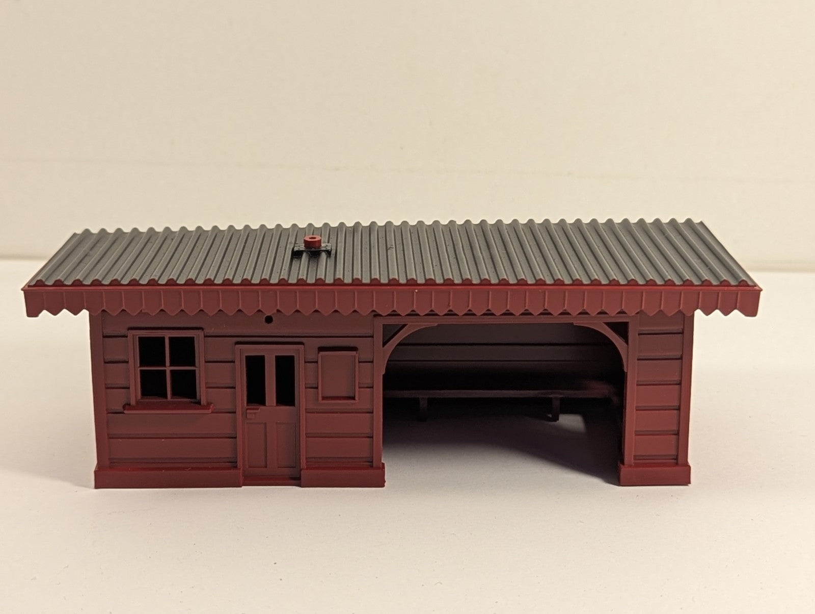Hornby OO Gauge R513 Platform Waiting Room Maroon