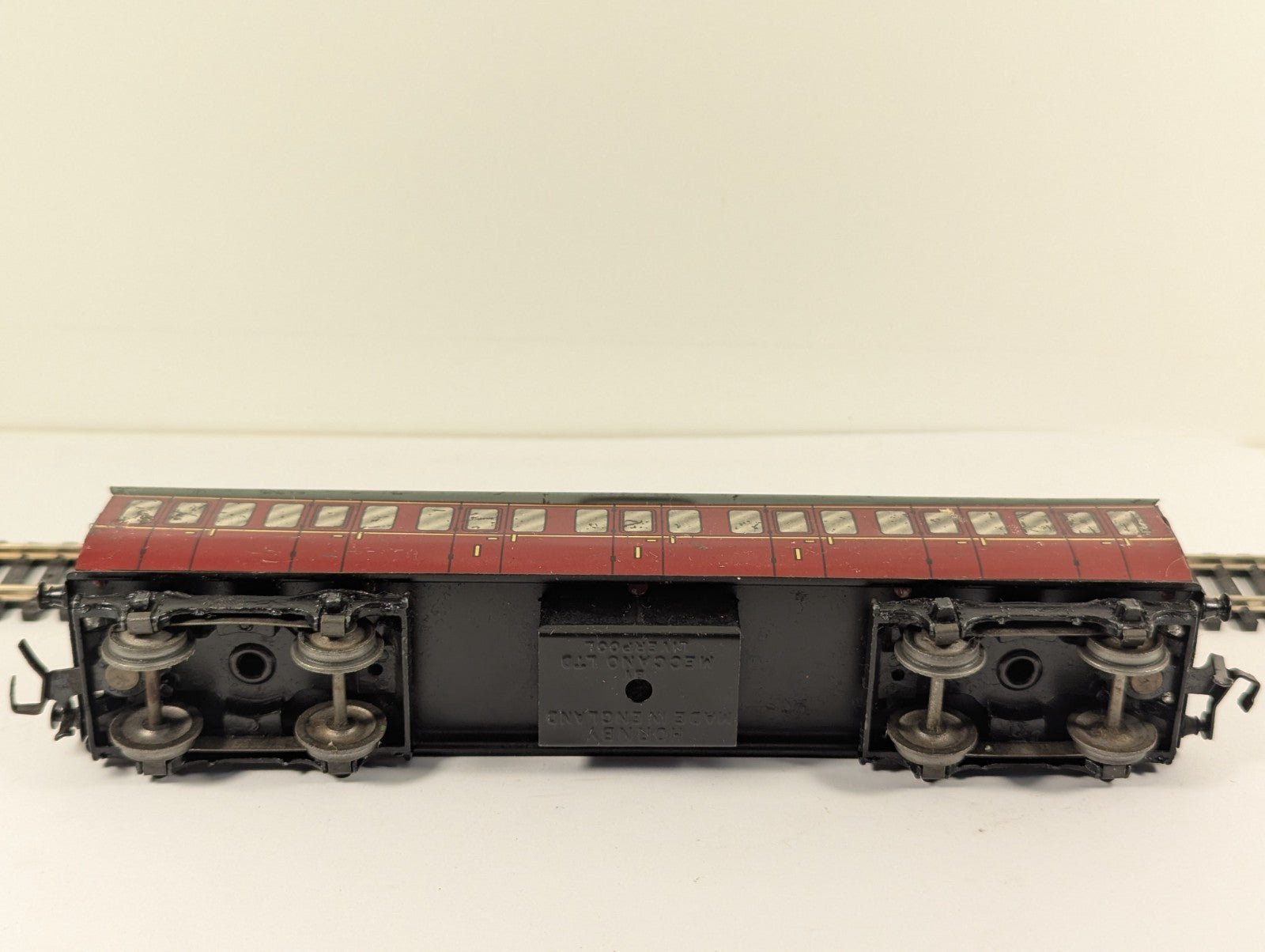 Hornby Dublo OO Gauge Tinplate BR Mk1 1st Class Suburban Coach Maroon