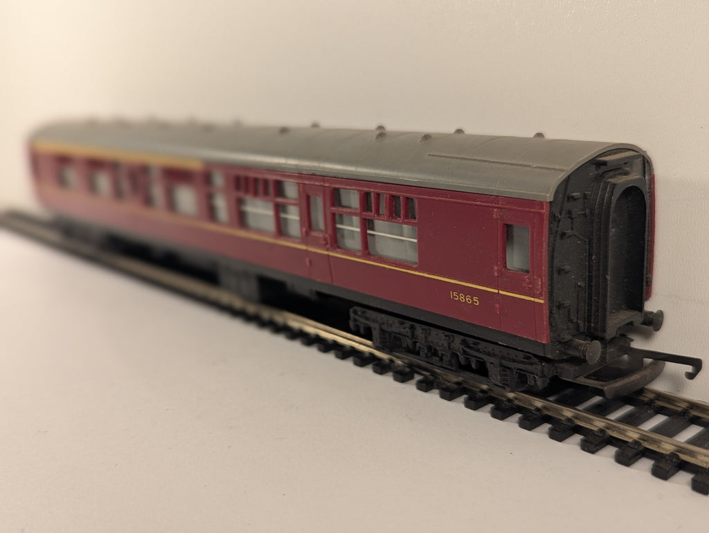 Tri-ang OO Gauge Main Line Composite Coach Passenger Coach 15865 BR Maroon R223