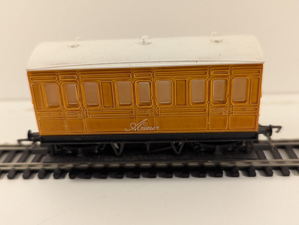 Hornby R110 OO Gauge ‘Annie’ 4-Wheel Coach – Thomas the Tank Engine Series