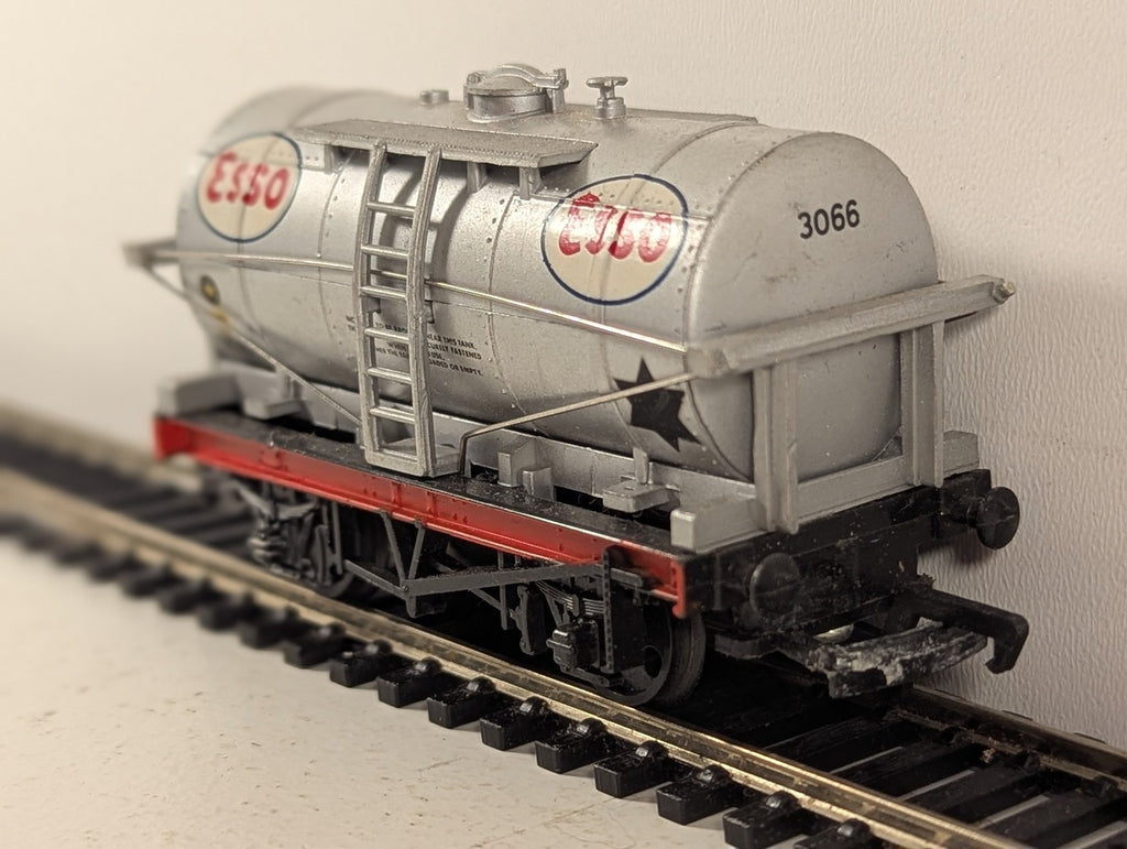 Mainline OO Gauge 14 Ton Tank Wagon 3066 Esso Silver 37-142