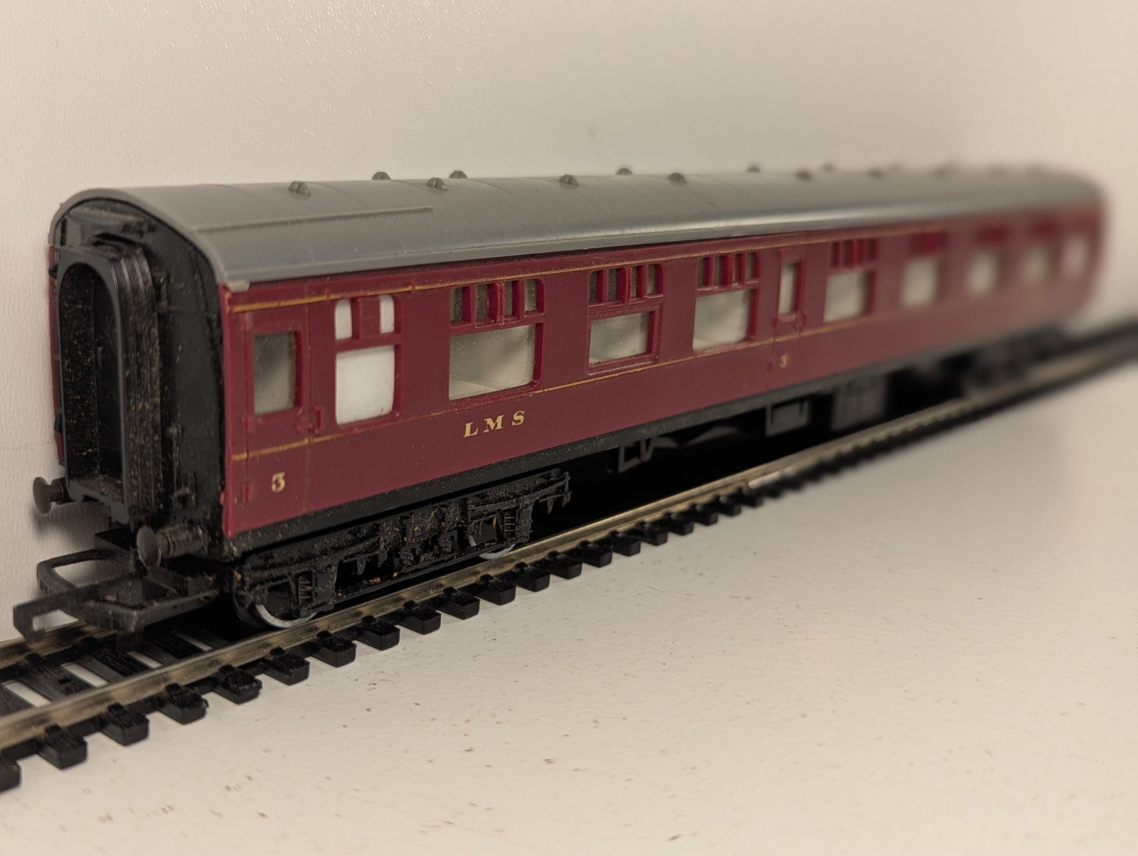 Hornby Railways R.423 LMS Corridor Composite Third Coach OO Gauge - Boxed