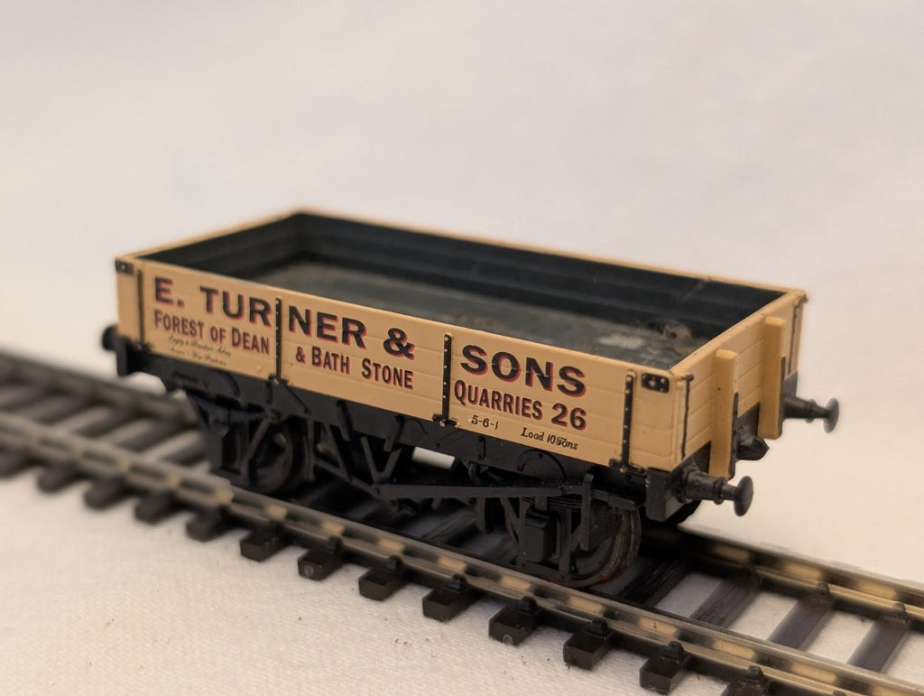 Dapol OO Gauge 4 Plank Wagon E. Turner & Sons Goods Wagon 26