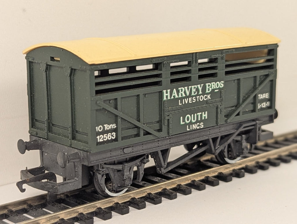 Hornby R013 OO Gauge Harvey Bros Louth Lincs Cattle Wagon 12563