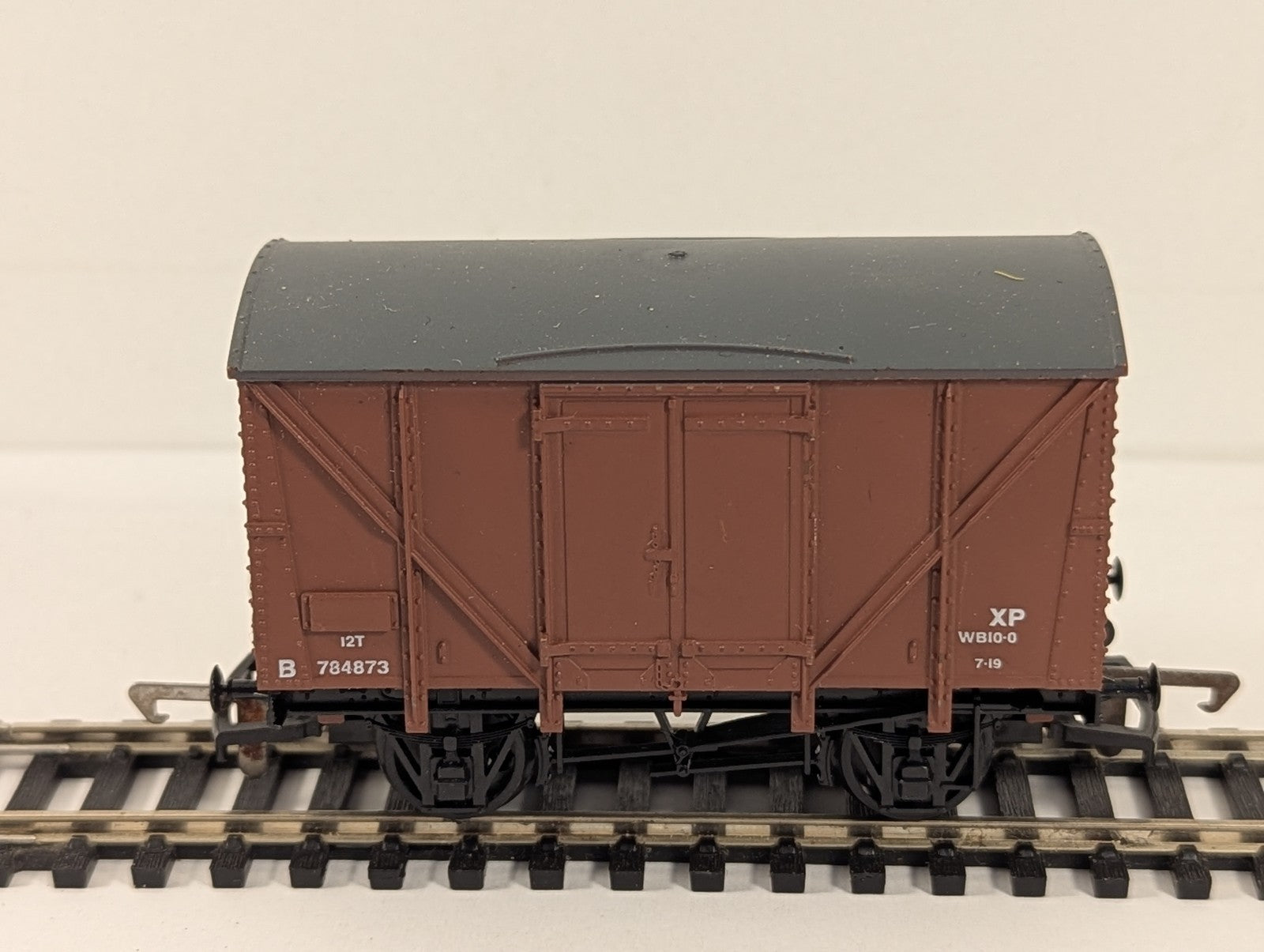 Dapol OO Gauge BR 12T Ventilated Van Goods Wagon B784873 BR Bauxite B32