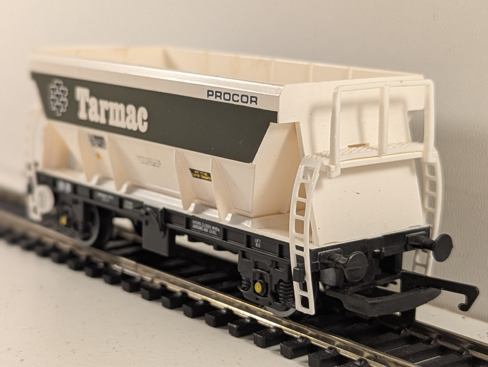 Hornby OO Gauge PGA Hopper Wagon Goods Wagon TAMC 14865 Tarmac R014