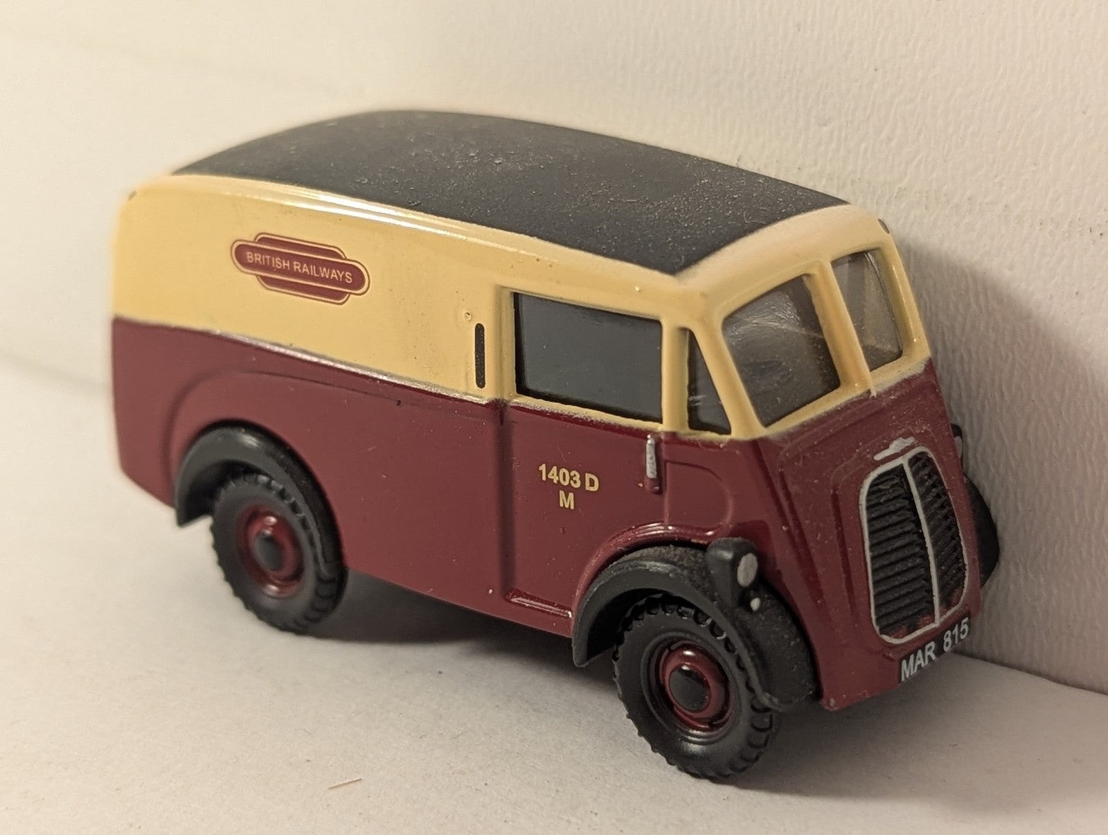 Classix OO Gauge Morris J Van Road Vehicle 1403 D/M British Railways EM76617