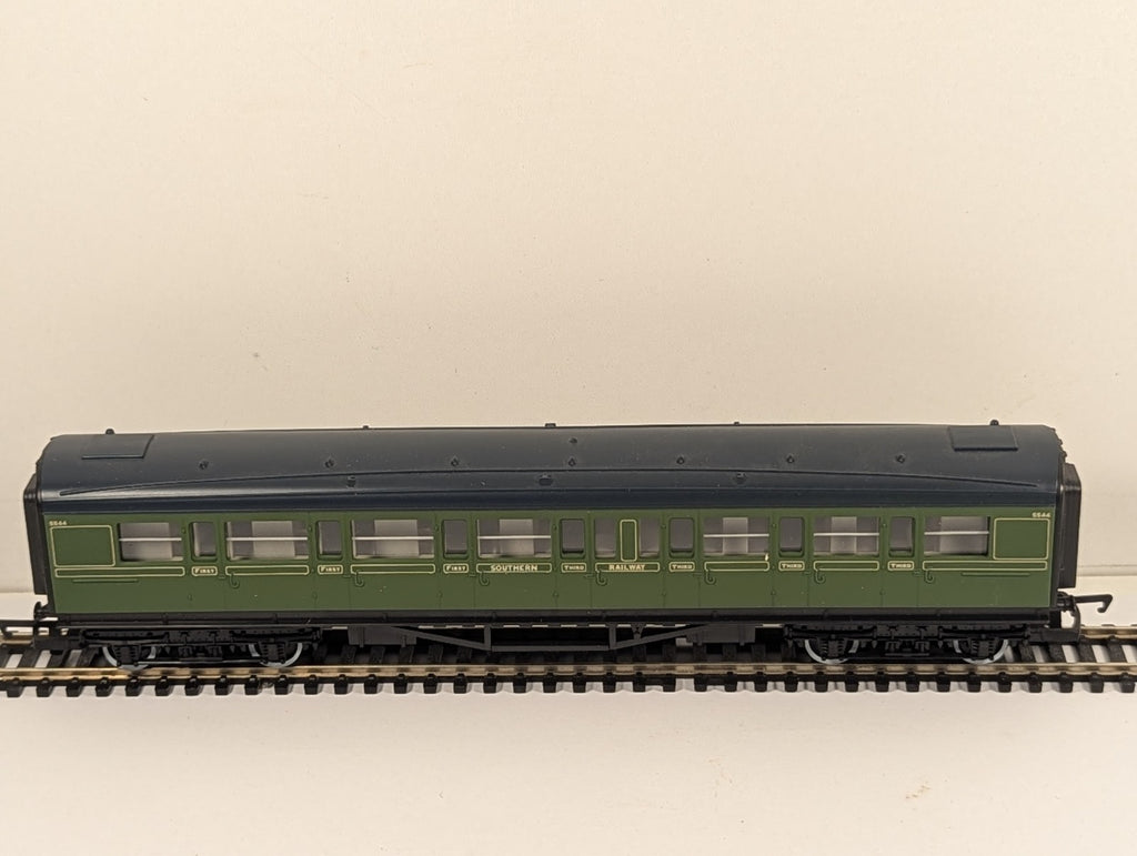 Hornby R162 OO Gauge SR Composite Coach Olive Green 5544