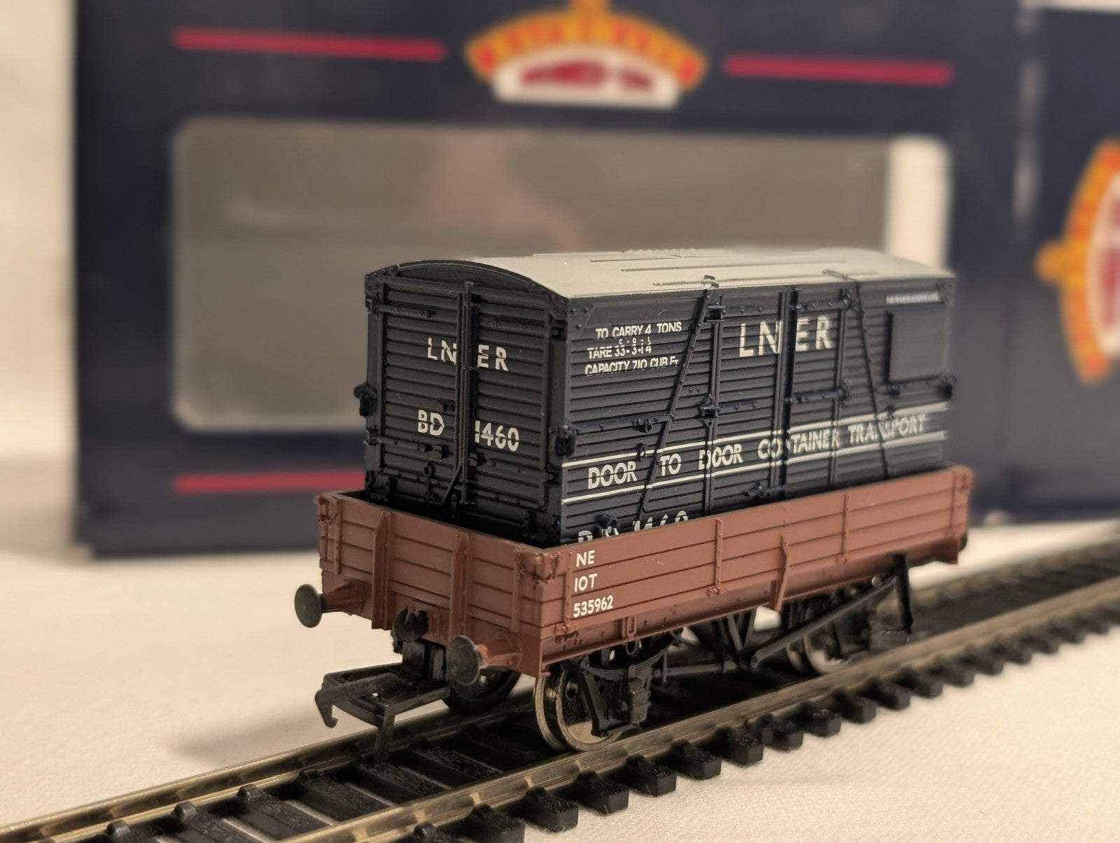 Bachmann Branchline 37-929 3-Plank Wagon – LNER Blue with BD Container