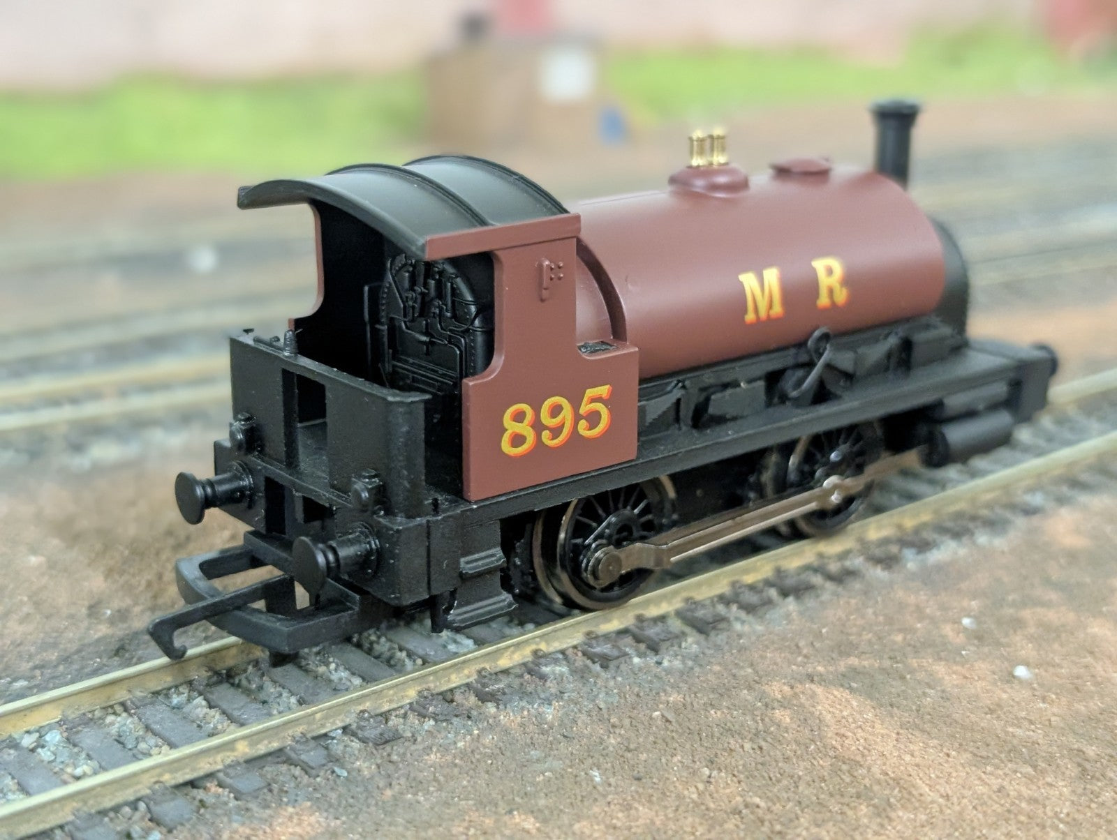 Hornby R1115 Class 0F Pug 0-4-0T 895 in Midland Railway Maroon