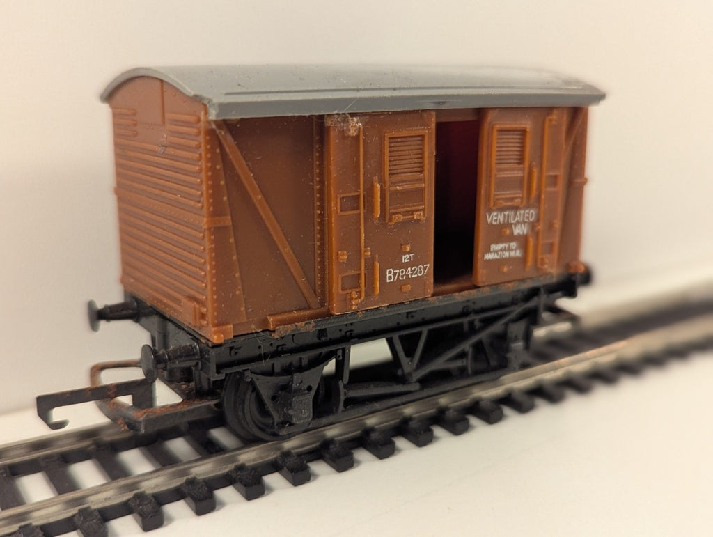 Hornby BR 12T Ventilated Van – B784287 – Some Damage