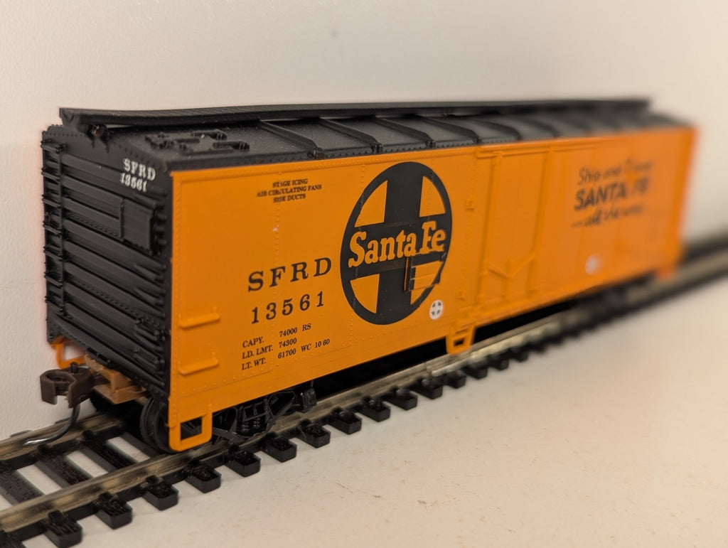 Walthers HO Scale 40' Plug Door Reefer Freight Wagon 13561 Santa Fe