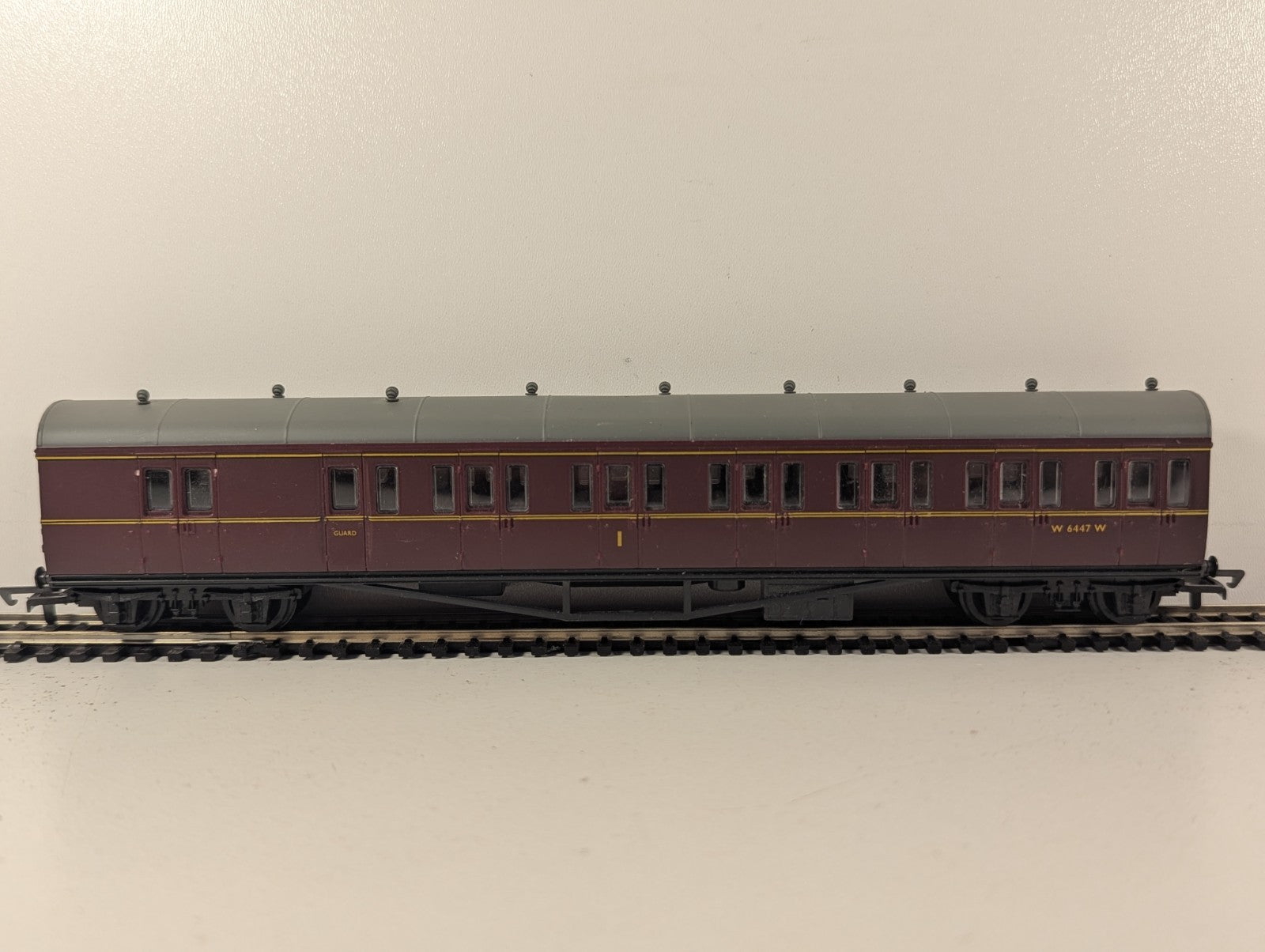 Mainline OO Gauge BR Maroon Collett Brake Composite Coach W6447W