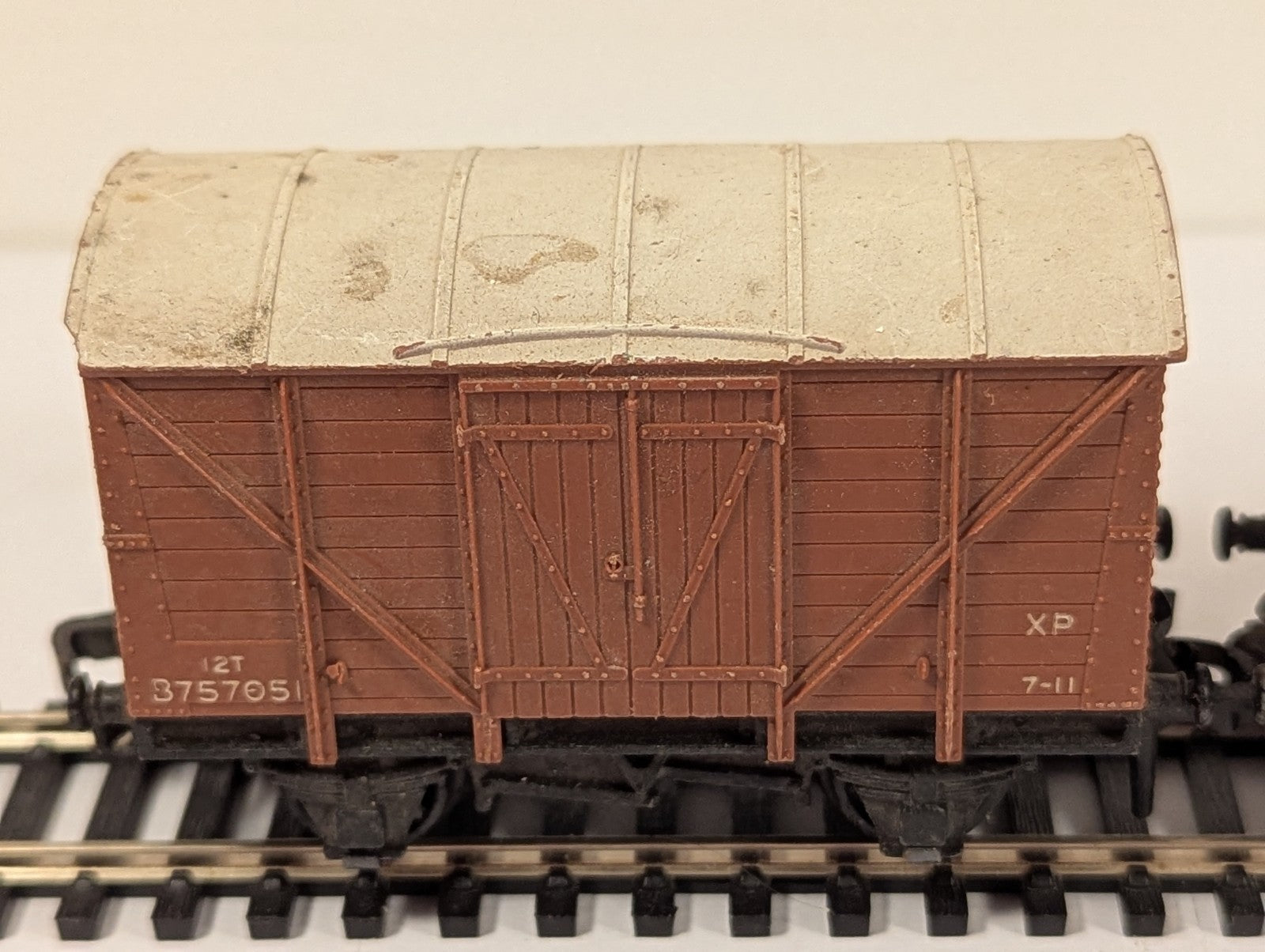 Hornby Dublo OO Gauge BR Closed Vent Van Pair - missing buffer