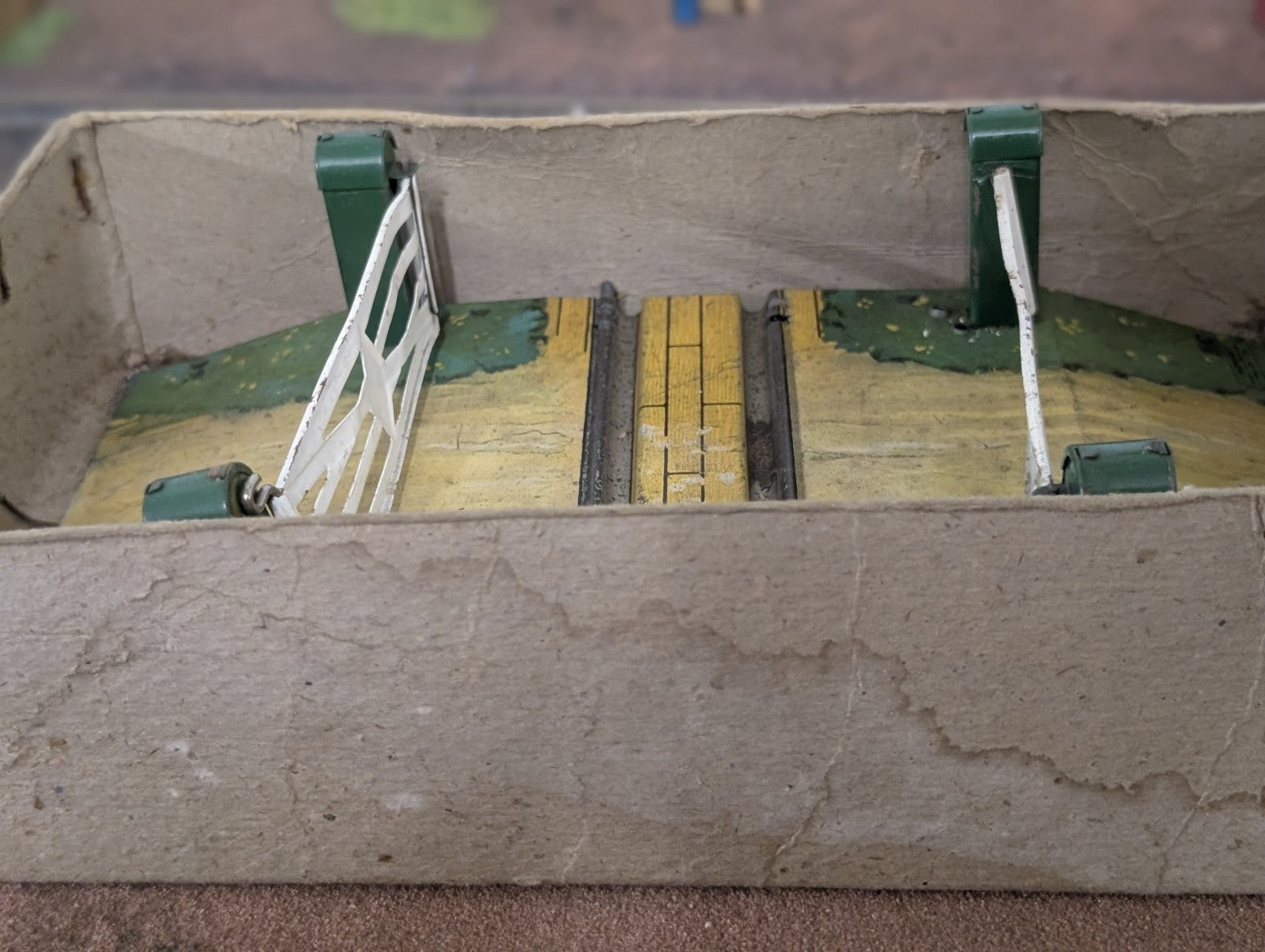 Hornby Trains '0' Gauge No 1 Level Crossing.(42320) Boxed.