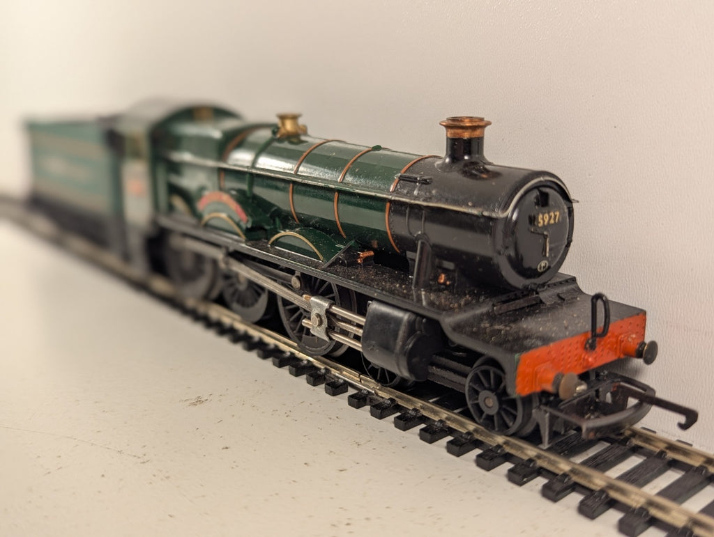 Hornby OO Gauge GWR 4-6-0 Hall Class Guild Hall locomotive 5927 in green livery on model train tracks