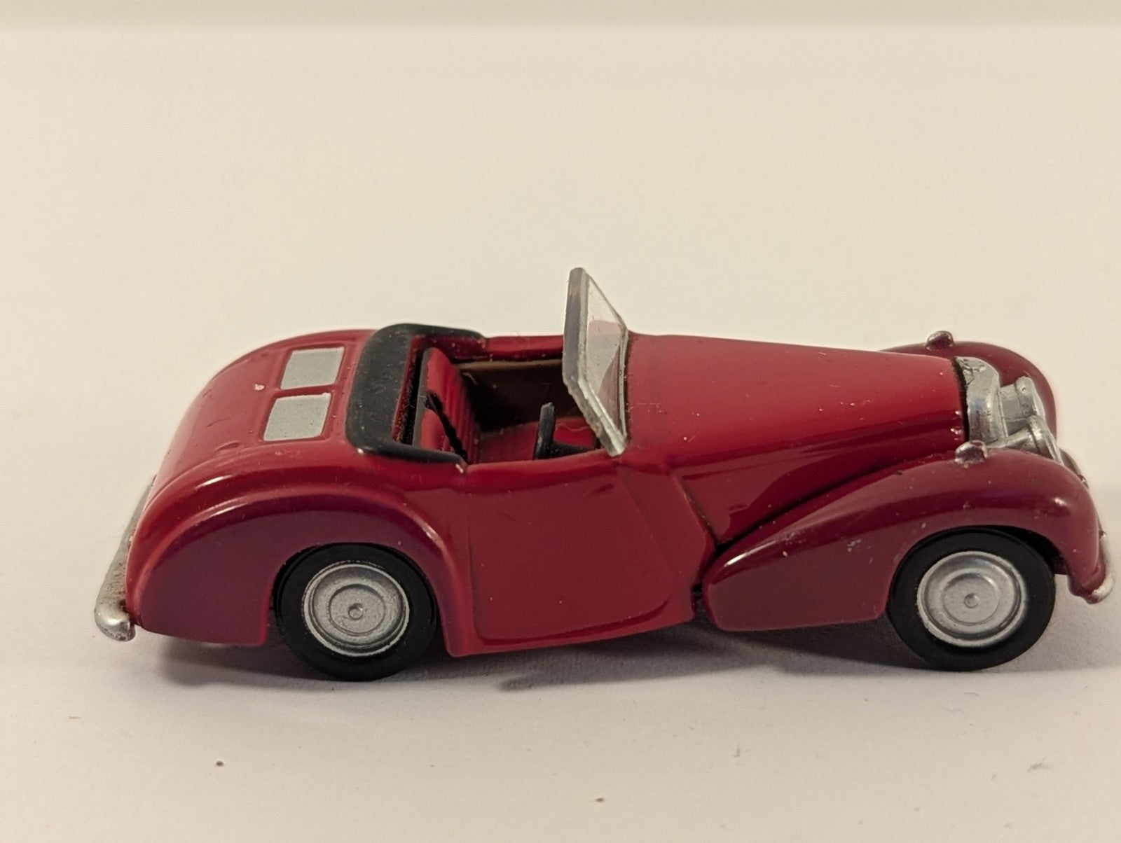 Oxford Diecast 76TR004 1:76 Triumph Roadster Maroon KKH 697