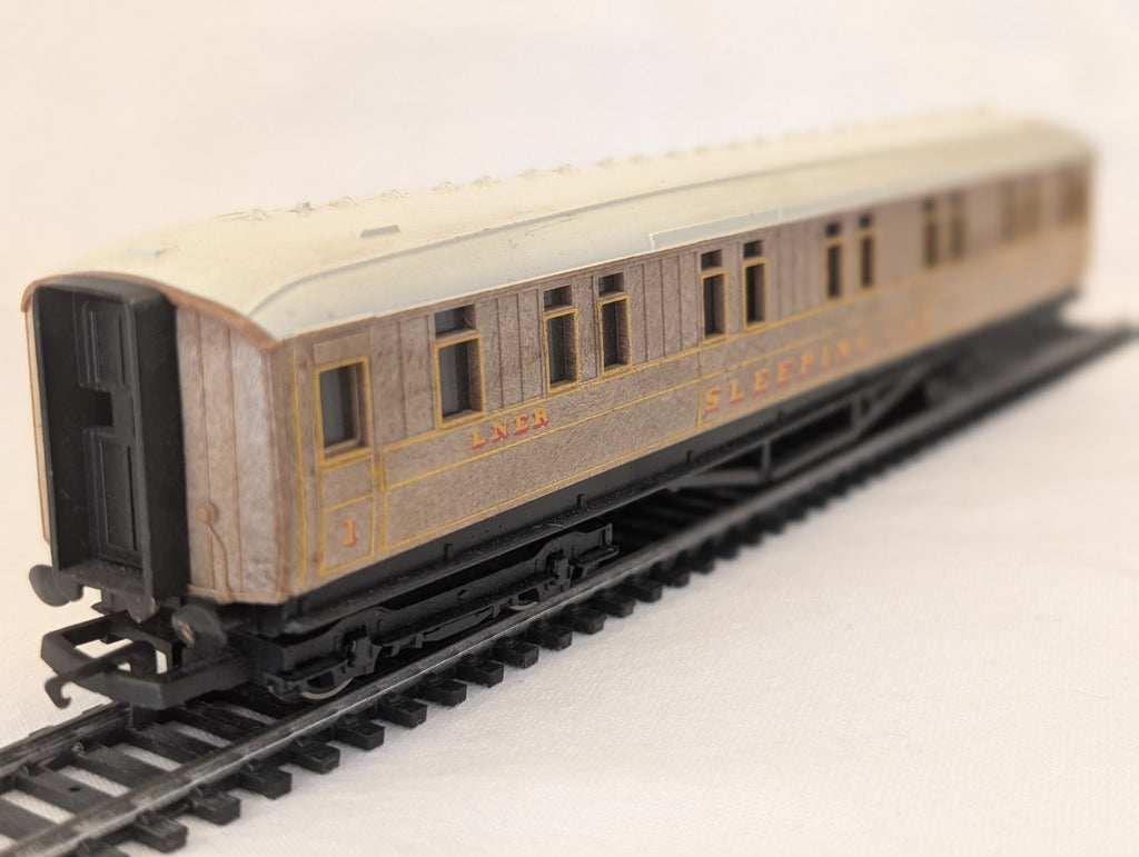 Hornby R430 OO Gauge LNER Sleeping Car No. 1237