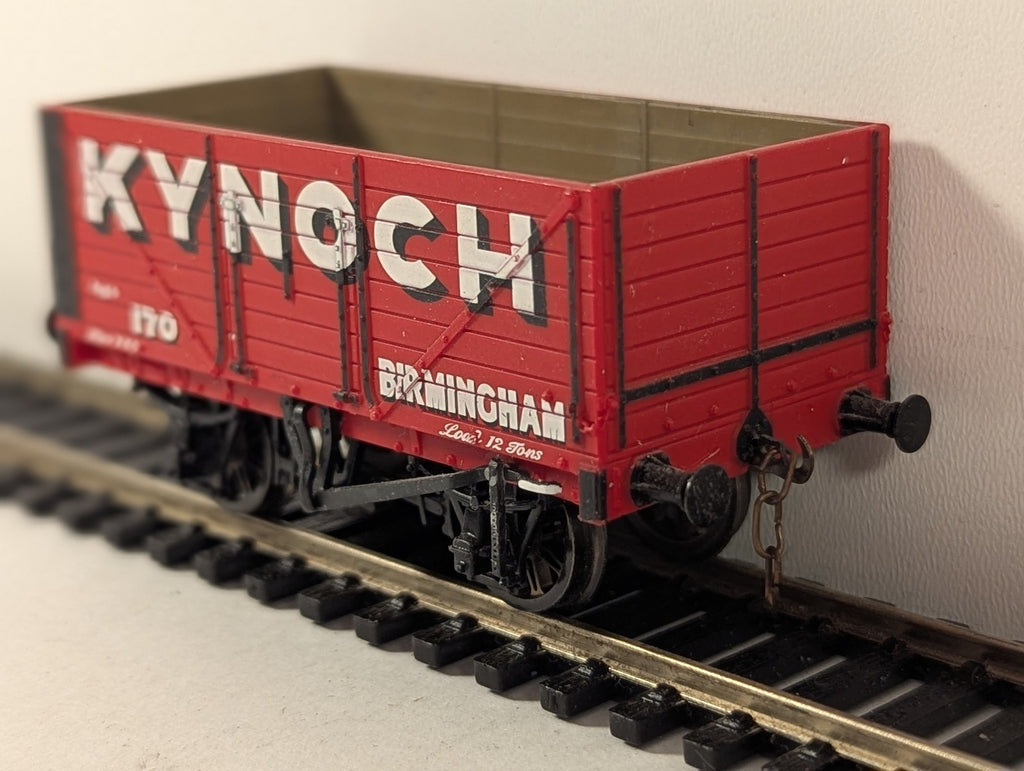 Bachmann OO Gauge 7-Plank Open Wagon 170 Kynoch Red 37-111