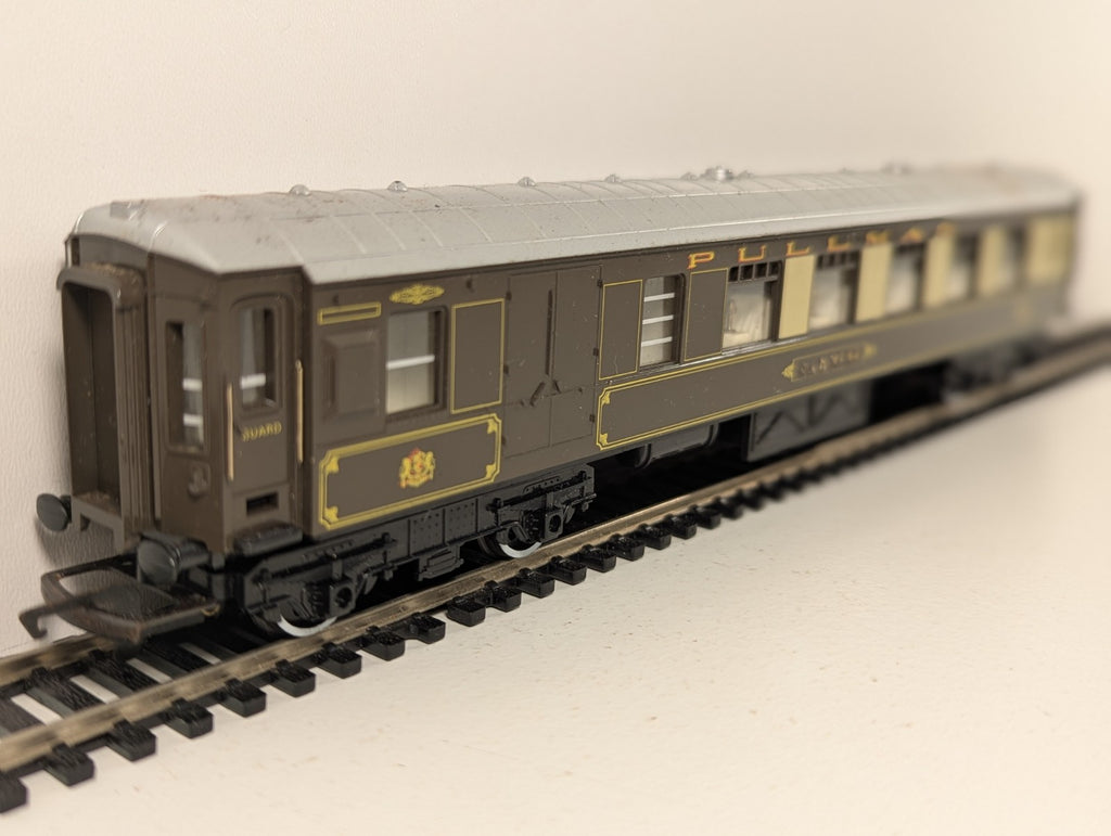 Hornby OO Gauge Pullman 3rd Class Parlour Brake Coach (Name Damaged)