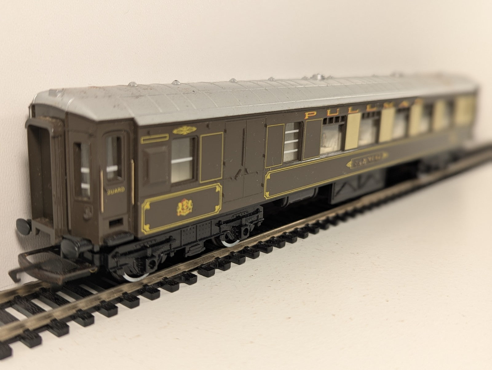Hornby OO Gauge Pullman 3rd Class Parlour Brake Coach (Name Damaged)
