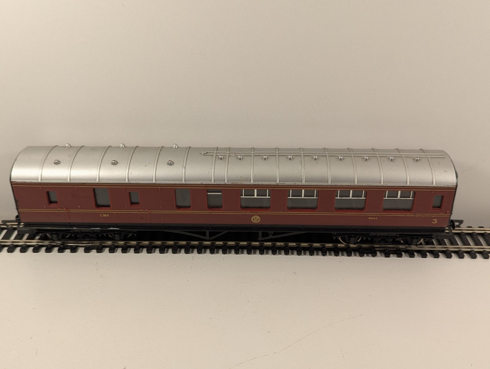 Hornby R475 OO LMS Brake 3rd Coach 5644 Maroon