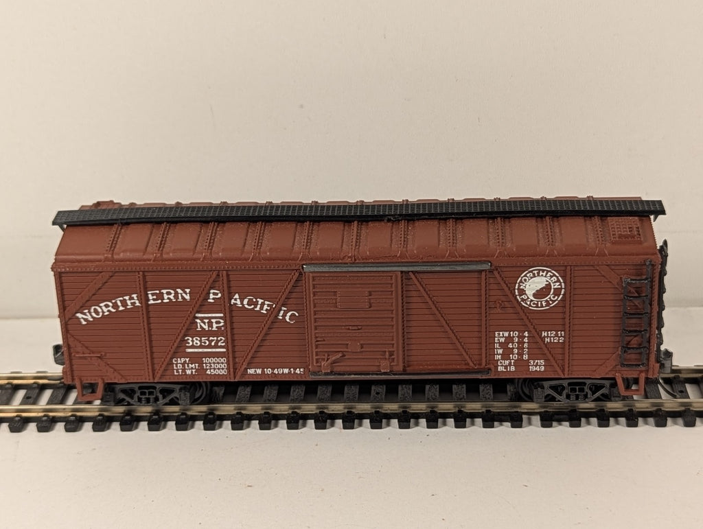 Rivarossi HO Gauge Northern Pacific 40ft Boxcar 38572