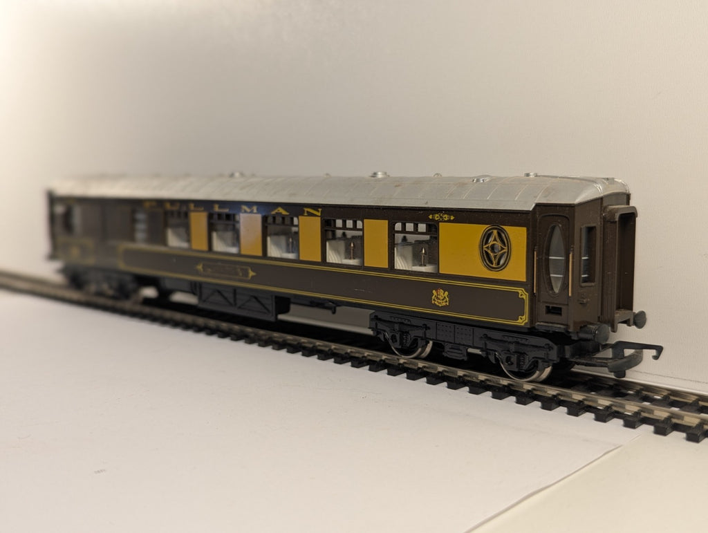 Hornby OO Gauge Pullman Brake Coach - Damaged Name Decals