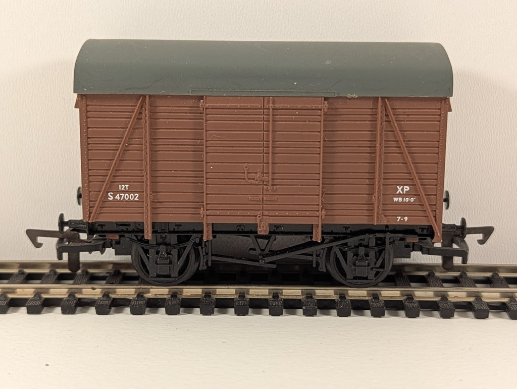 Mainline 37449 – 12T Double Vent Box Van S47002 (Brown, OO Gauge)