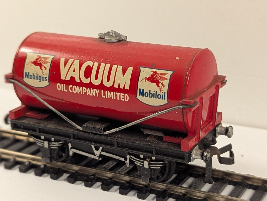Hornby Dublo OO Gauge Vacuum Oil Company Tank Wagon