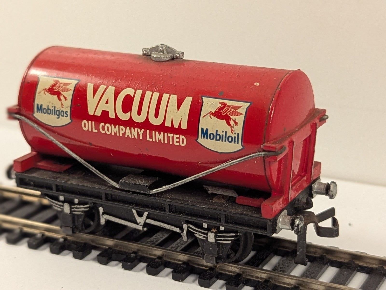Hornby Dublo OO Gauge Vacuum Oil Company Tank Wagon