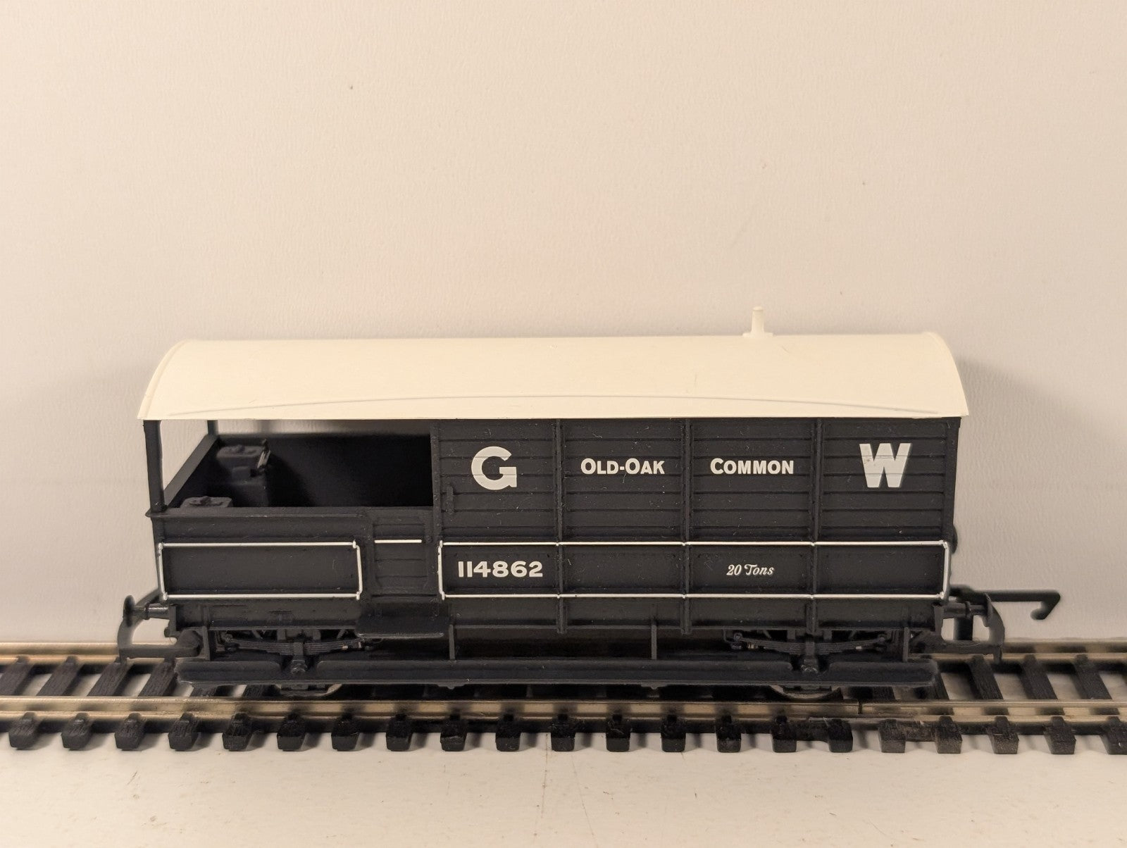 Hornby R6077B OO Gauge GWR Toad Brake Van Old Oak