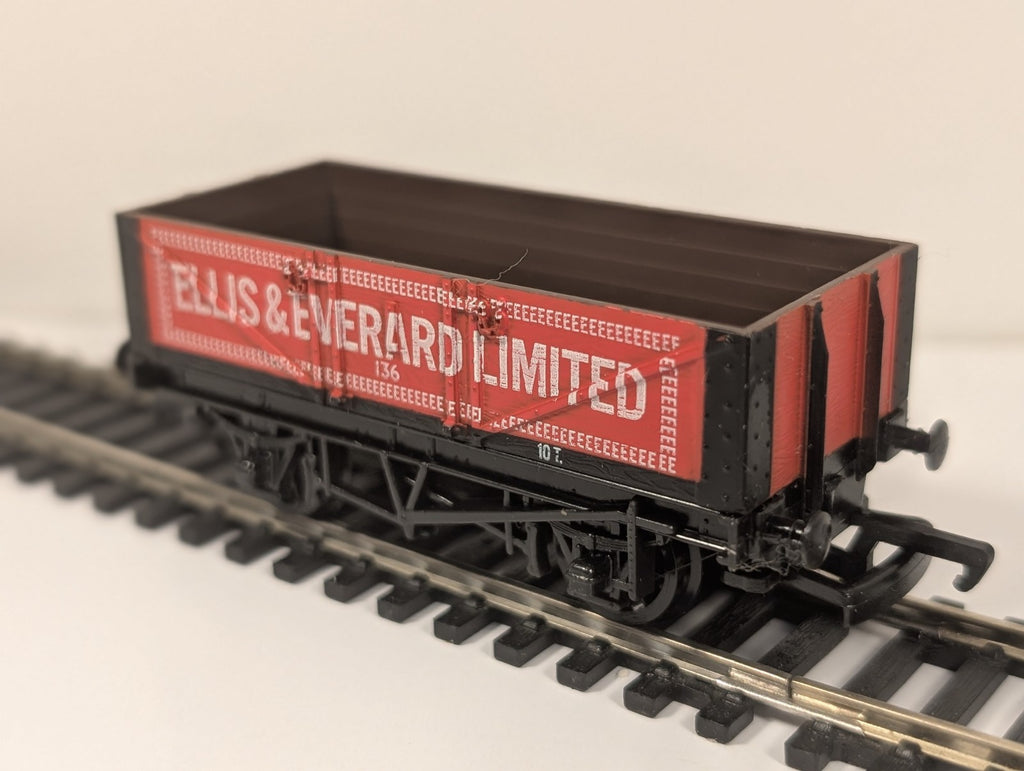 Mainline 37131 OO Gauge 5 Plank Wagon Ellis & Everard Ltd