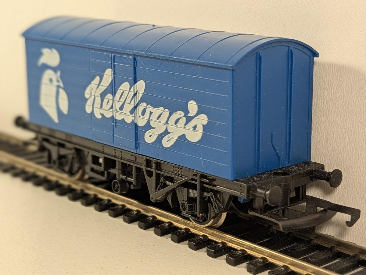 Hornby R222 OO Gauge Long Wheelbase Van – Kellogg’s