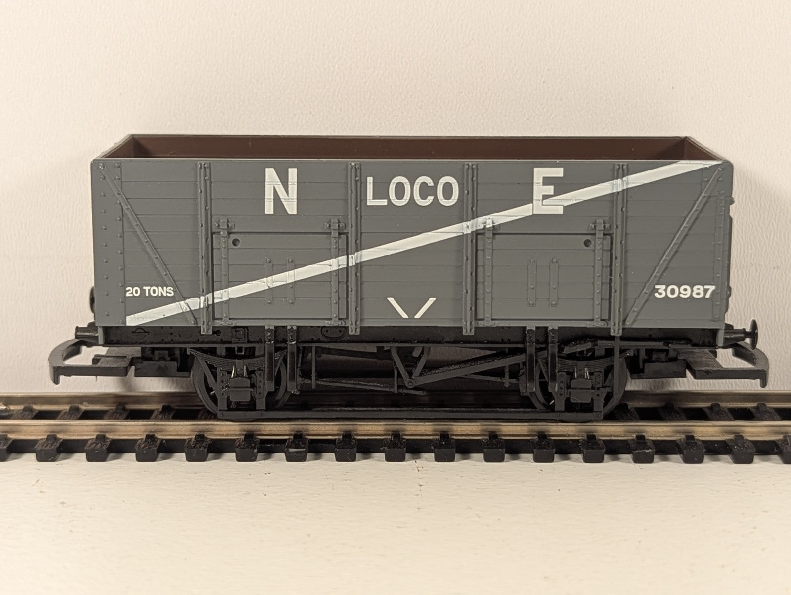 Mainline OO Gauge LNER Grey 7 Plank Wagon – Missing Buffer