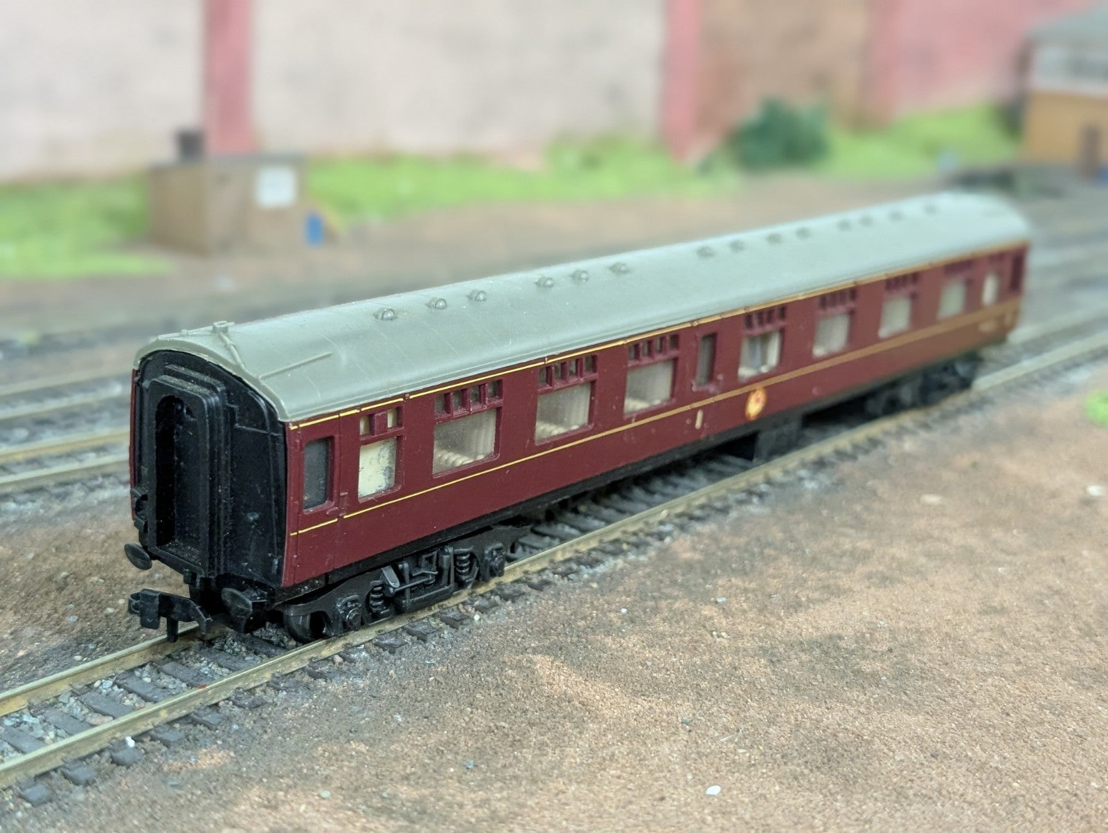 Trix Mk1 Composite Corridor M16171 in BR Maroon OO Gauge