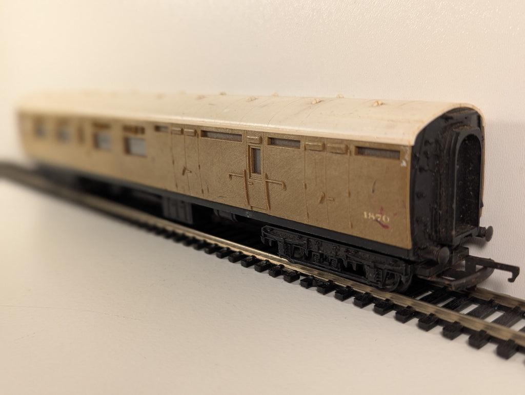 Hornby R938 OO Gauge LNER Thompson Brake 3rd Coach No. 1870 – Teak