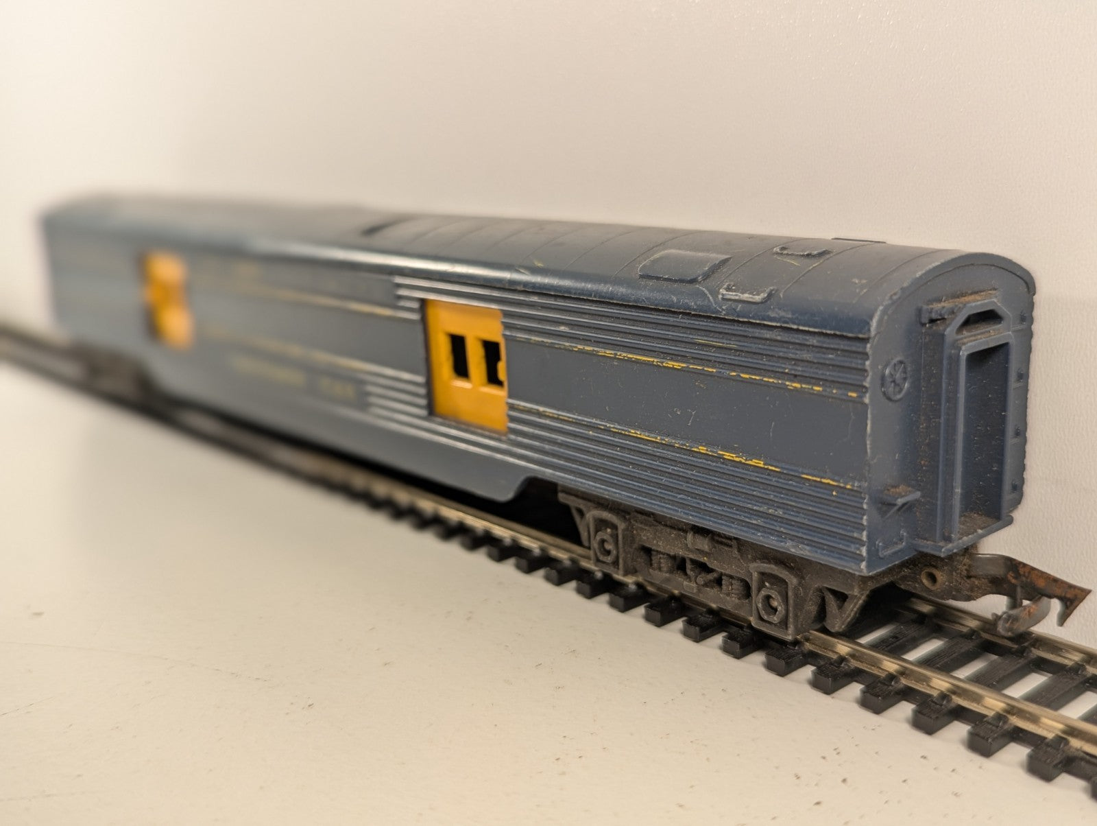 Tri-ang R134 OO Gauge Transcontinental Baggage Coach