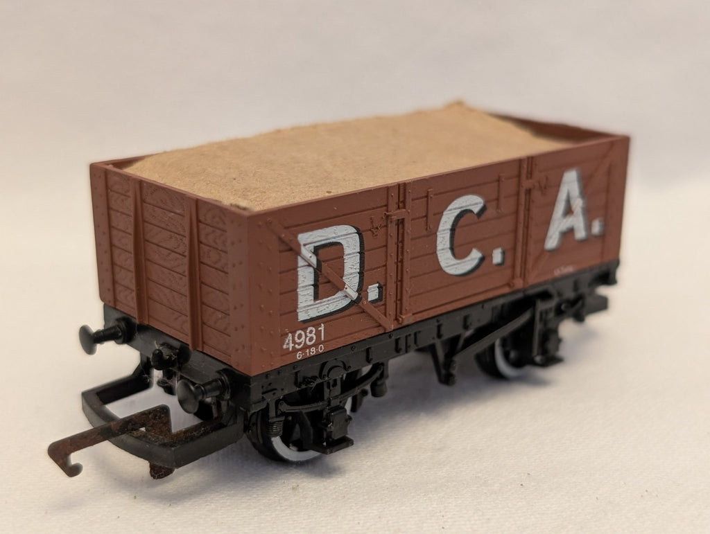 Hornby OO Gauge 7 Plank Open Wagon 'D.C.A.' Goods Wagon 4981 D.C.A.