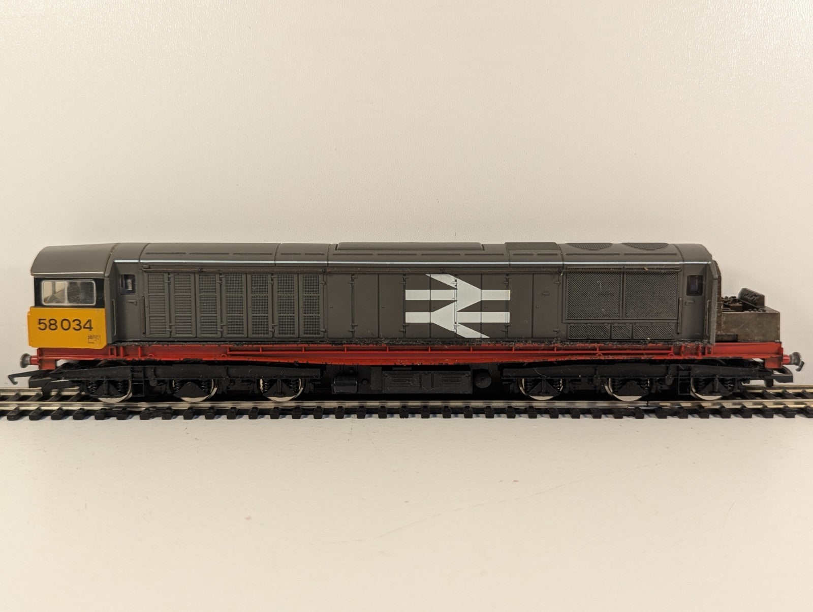 Hornby OO Gauge BR Class 58 Bassetlaw Railfreight Poor Runner