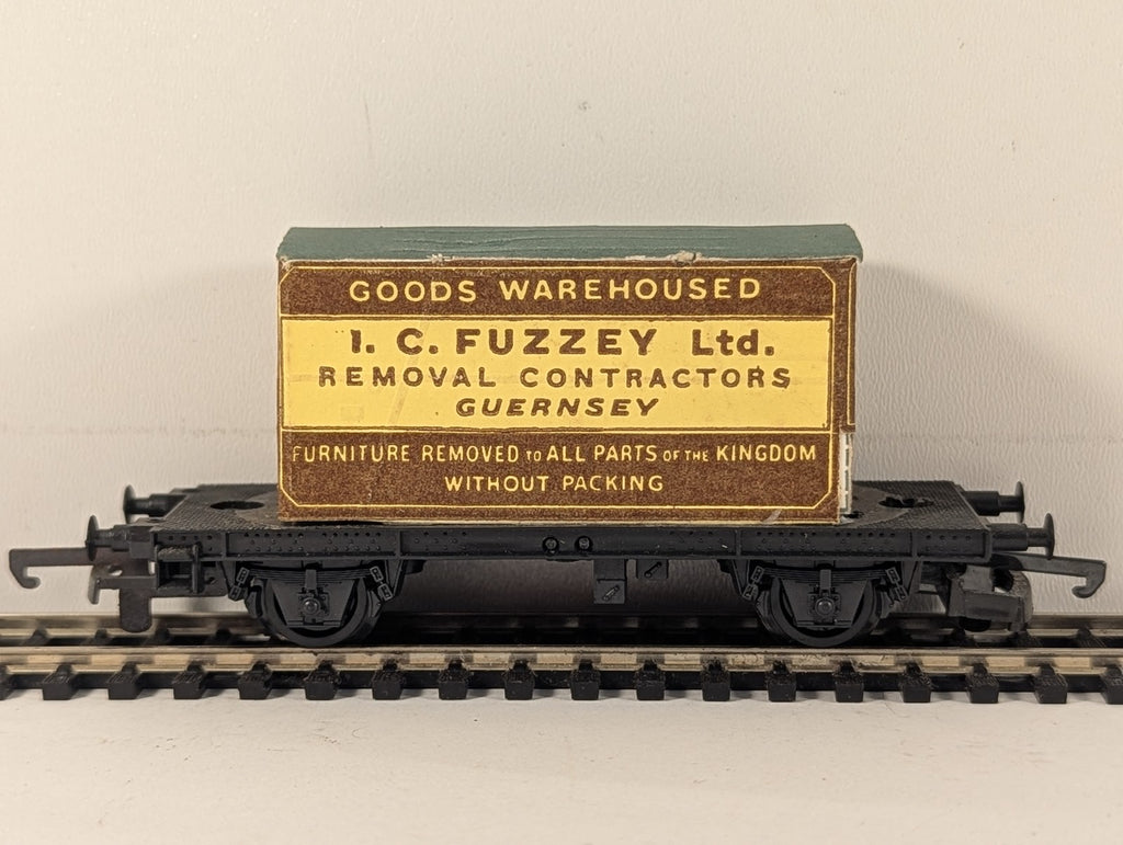 Lima OO Gauge 4-Wheel Flat Wagon with I.C. Fuzzey Guernsey Card Container