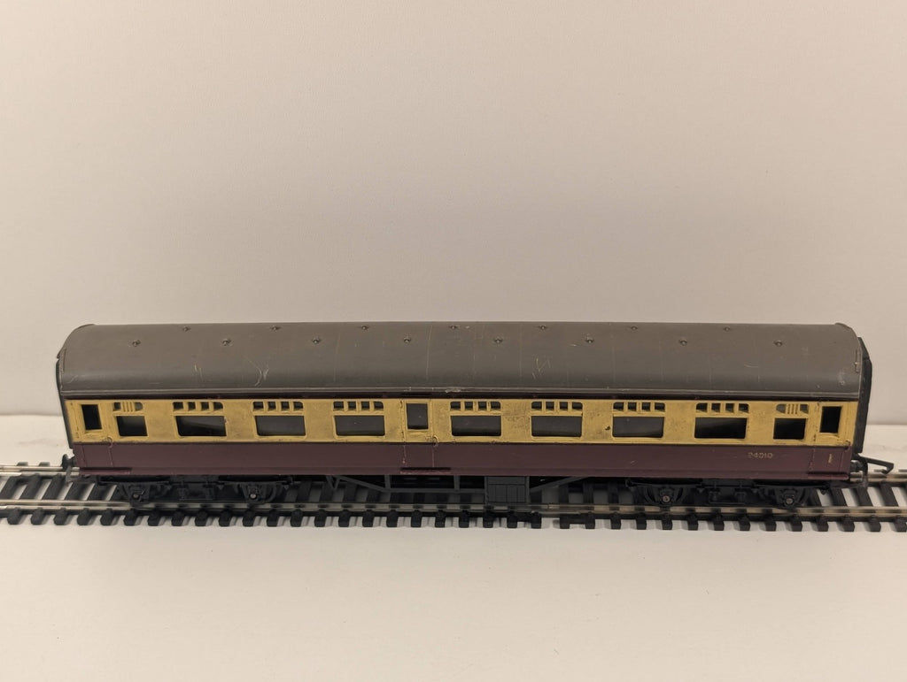 Tri-ang OO Gauge R26/220 BR 9" Composite Coach 24010