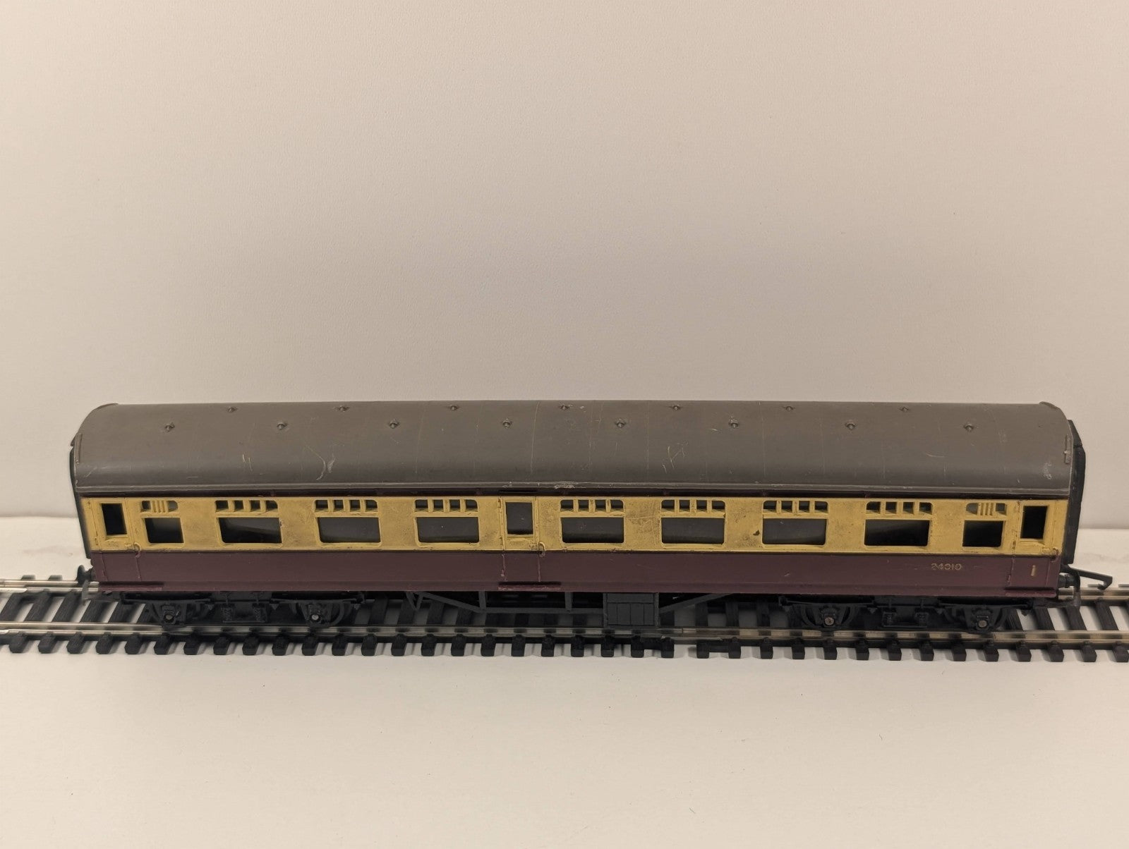 Tri-ang OO Gauge R26/220 BR 9" Composite Coach 24010