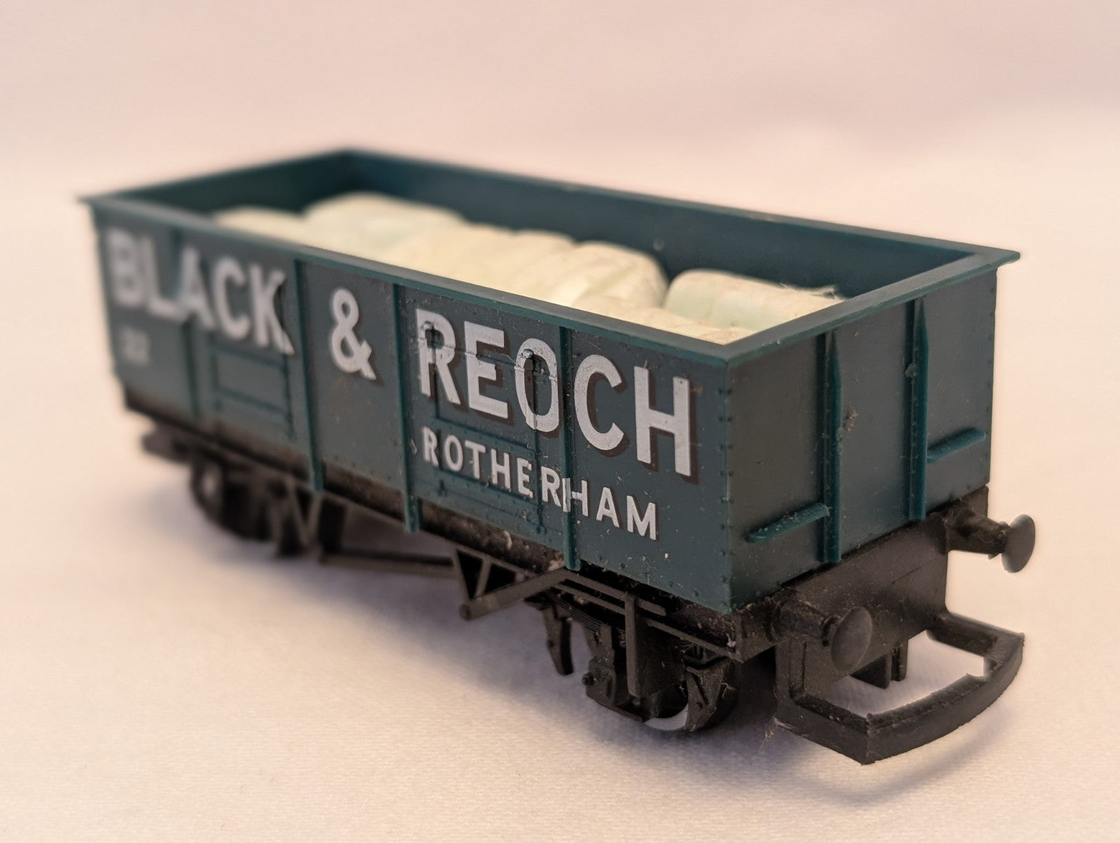 Hornby OO Gauge 7-Plank Open Wagon 'Black & Reoch' Goods Wagon 22