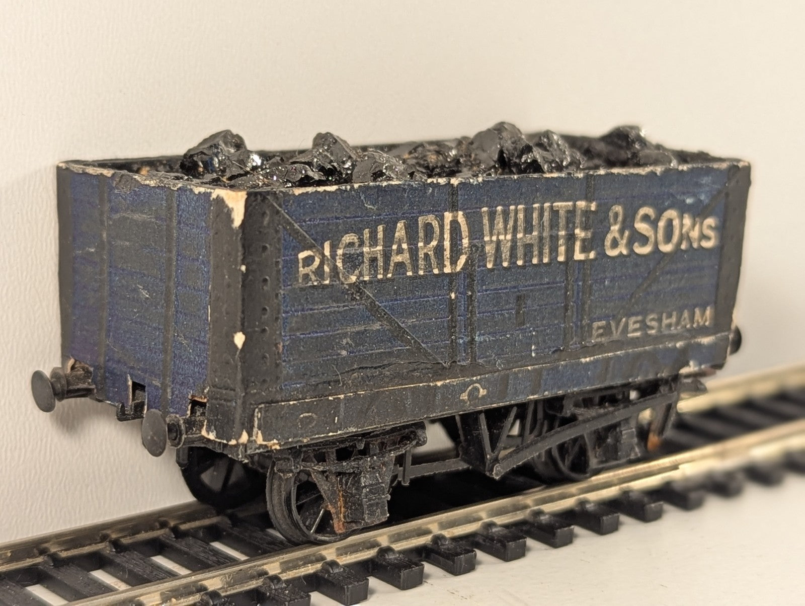Peco Products R52-3W OO Gauge 7 Plank Wagon Richard White - missing coupler