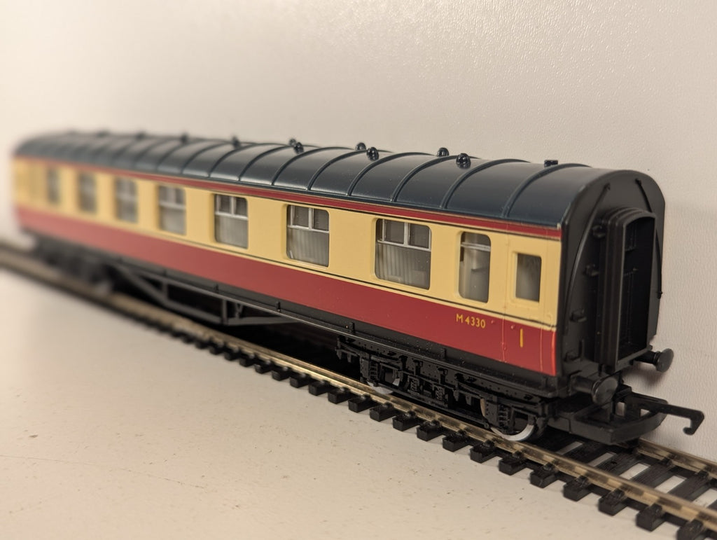 Hornby  R442 BR ex-LMS Stanier Composite Corridor Coach - Crimson & Cream